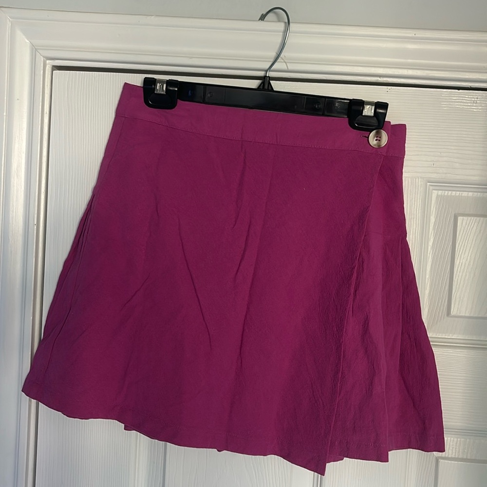 Lizard Thicket Skirt NWT never worn size medium, fuschia color